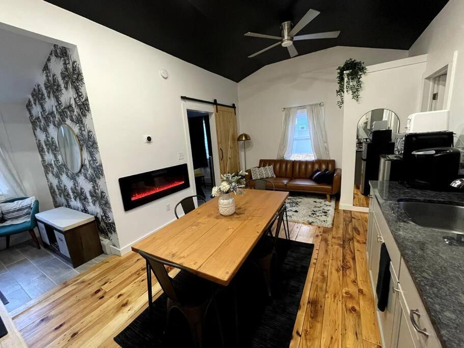 Campfire Cottage Fireplace, Fire Pit & No Chores! Kingston Exteriör bild